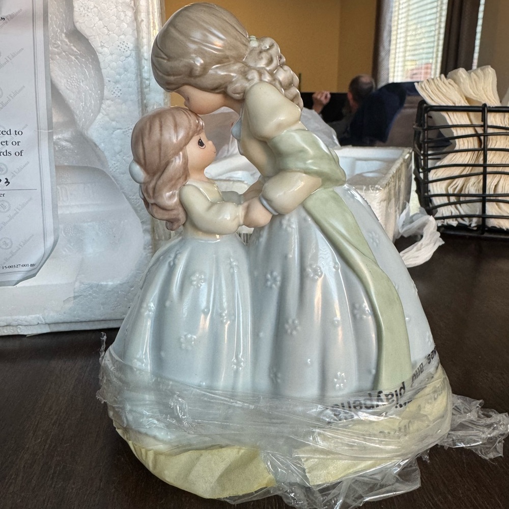 Precious Moments Mother and Daughter Figurine - Cream and Green